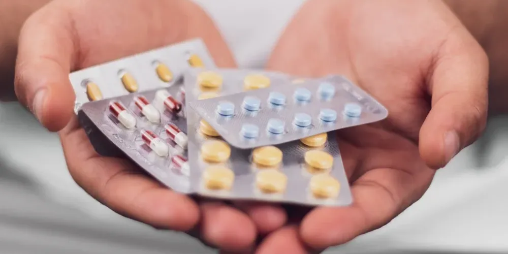 Pelo texto, a venda deverá ser feita obrigatoriamente sob a responsabilidade de um farmacêutico