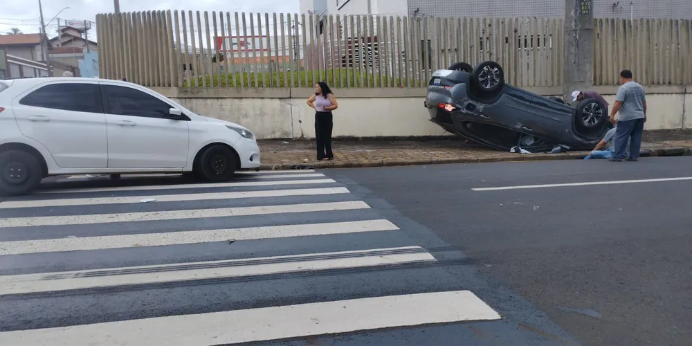 Carro virado após capotamento em Ponta Grossa