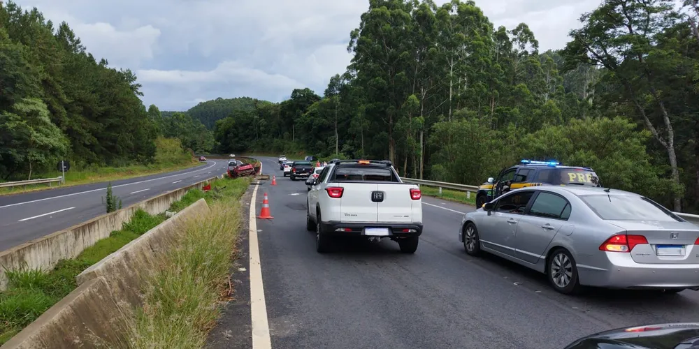 Carro ficou atravessado no canteiro central da rodovia