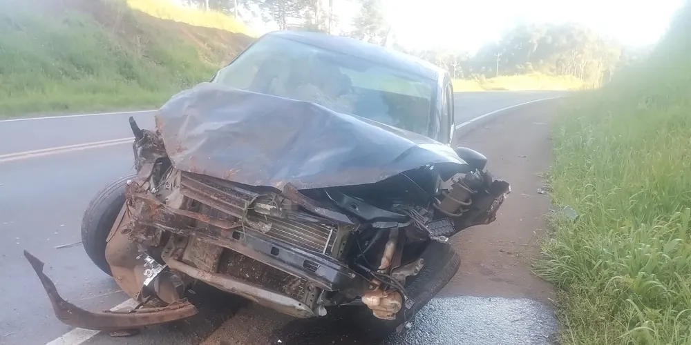 Automóvel modelo Volkswagen Gol ficou destruído após colisão