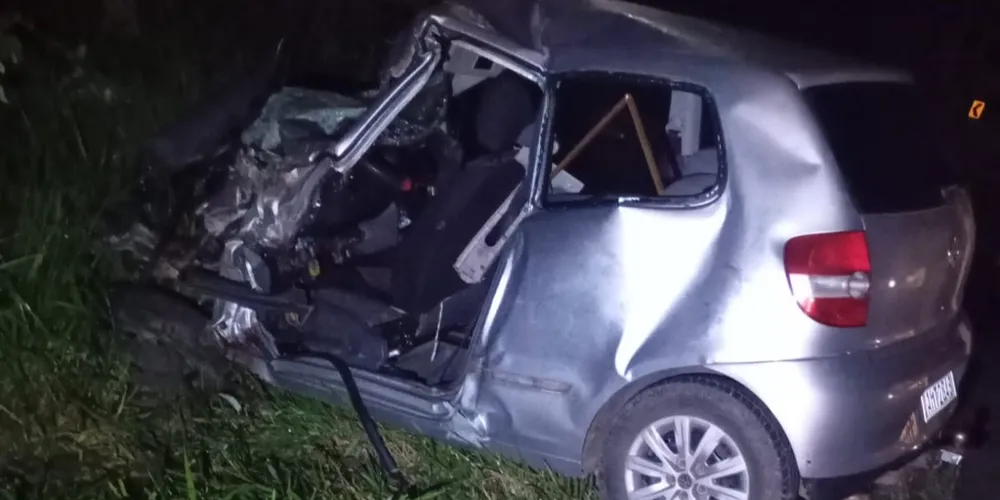 Automóvel, modelo Volkswagen Fox, ficou totalmente destruído