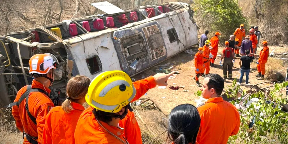 Equipes de socorro atuam no local da ocorrência