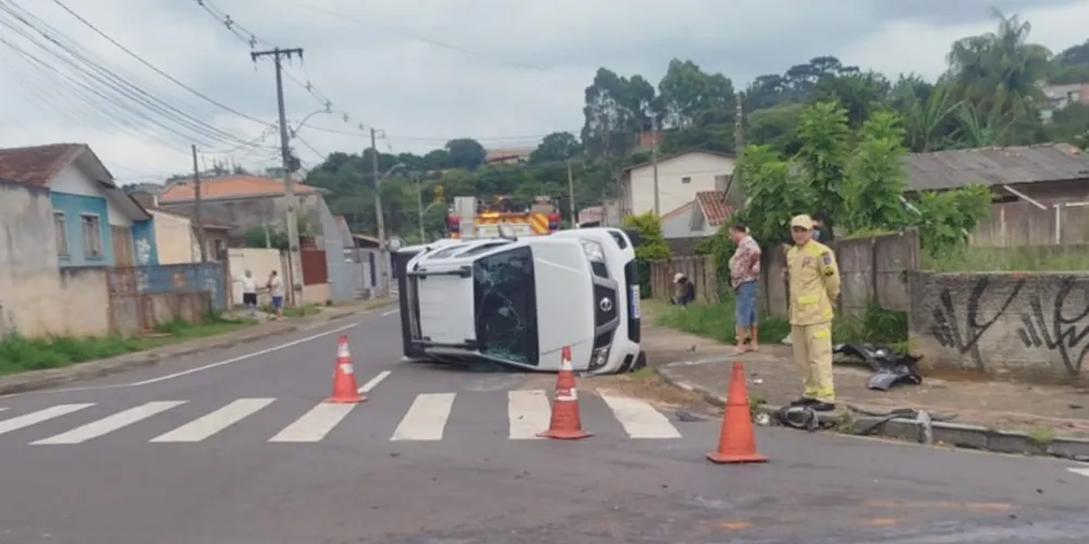 Veiculo Nissan Frontier tomabdo após acidente