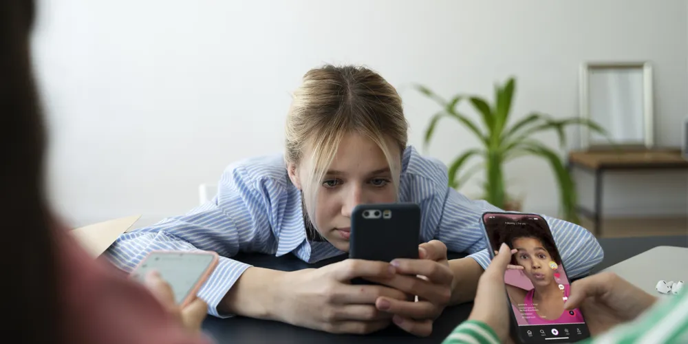 Modelos comportamentais e estéticos impostos pelas redes sociais, criam uma percepção equivocada de identidade, corpo, desejo e valor pessoal