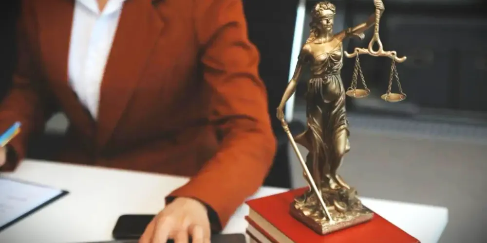 Profissional também foi presa nesta quinta-feira (29)