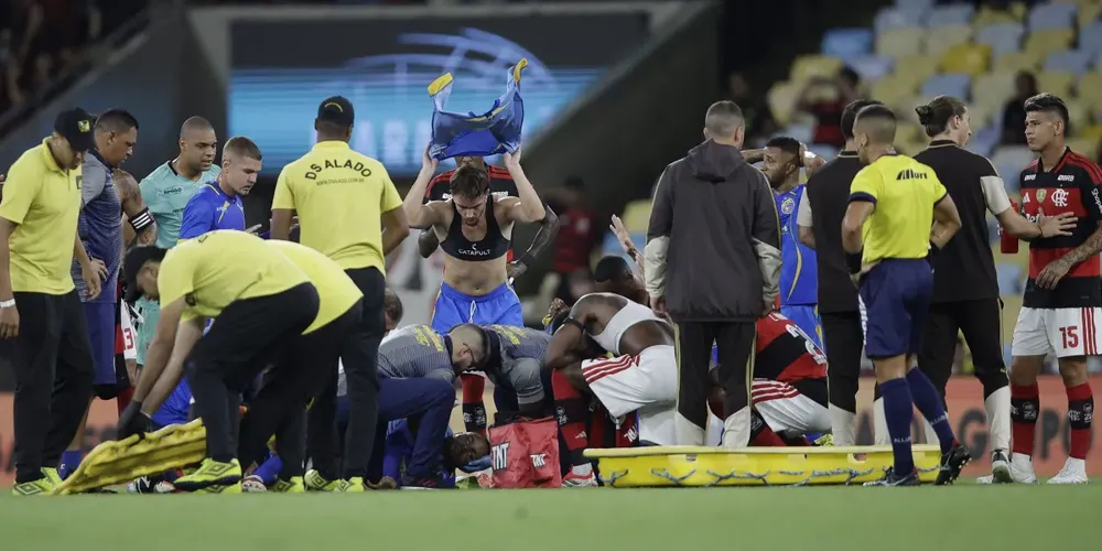 A ambulância precisou entrar em campo para retirar o atleta