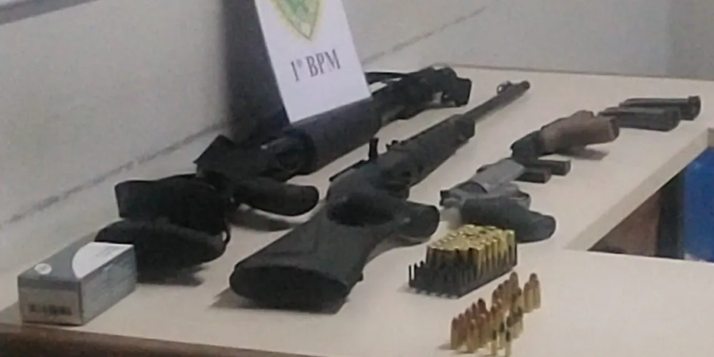 Ao todo, quatro armas foram apreendidas