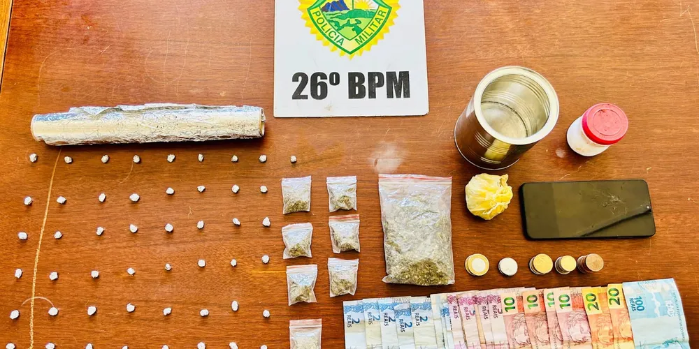 Dinheiro, drogas e materiais apreendidos pela PM
