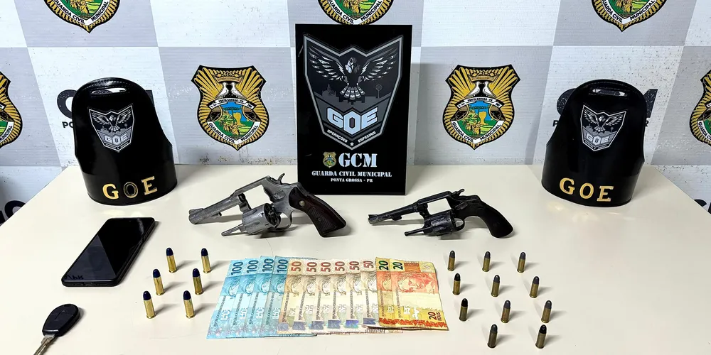 Armas e dinheiro apreendidos