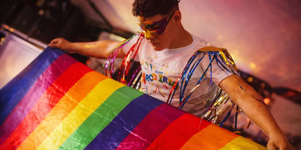 A edição de 2026 contará com DJs, MCs, cantores, performances artísticas e drags, além da presença da musa do bloco e dos padrinhos