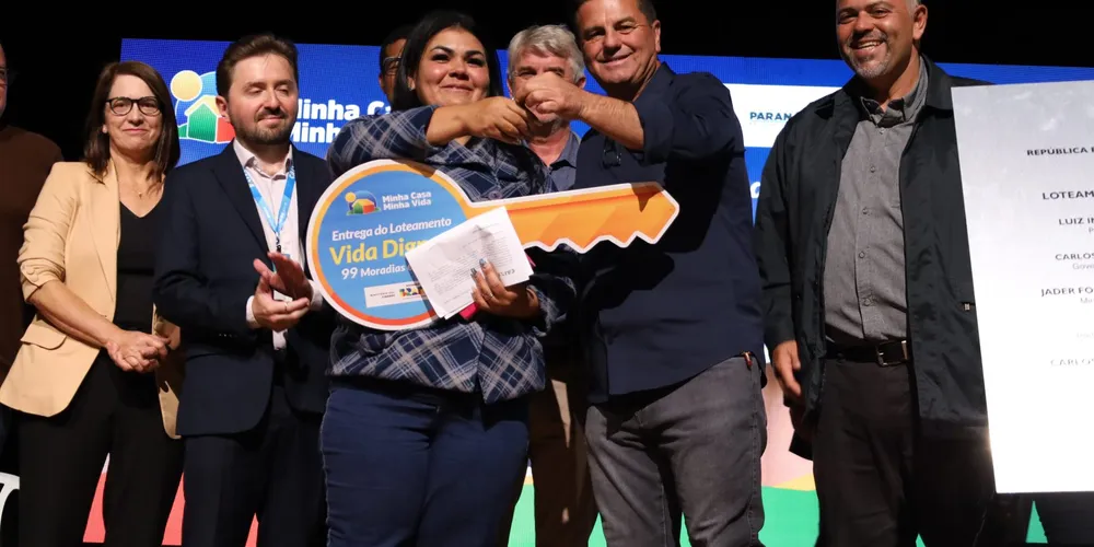 Prefeito Denilson Baitala entregou as chaves das residências para as famílias contempladas