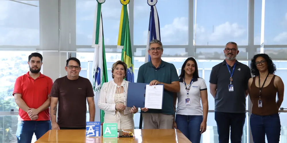 A prefeita Elizabeth Schmidt (União Brasil) ao lado do presidente do Legislativo, Julio Küller (MDB) e membros da administração municipal