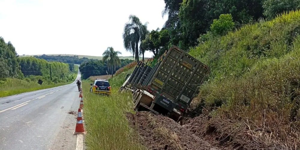 O condutor do caminhão foi encaminhado ao pronto atendimento médico de Arapoti