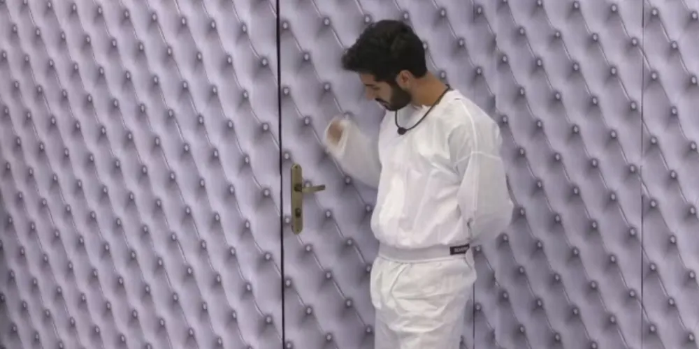 Ricardinho fica batendo na porta do Quarto Branco e irrita Candidatos ao BBB 26