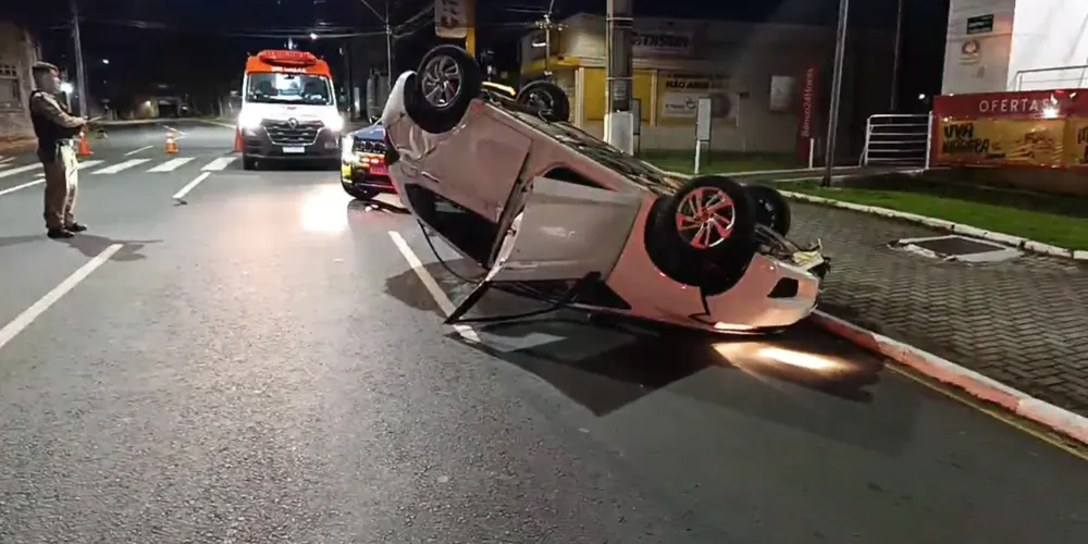 O veículo Honda Fit branco capotou na avenida Carlos Cavalcanti