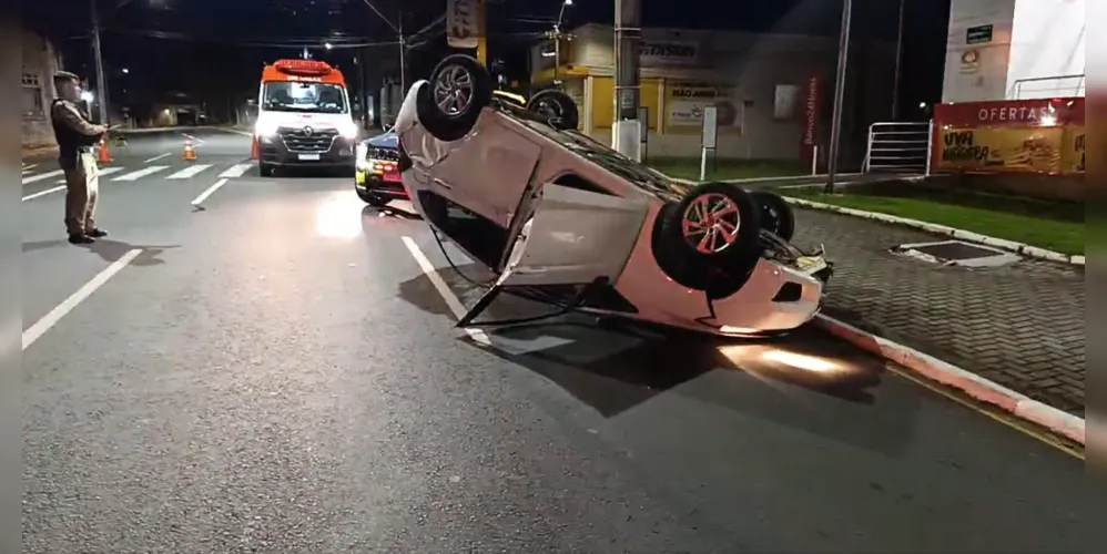 O veículo Honda Fit branco capotou na avenida Carlos Cavalcanti