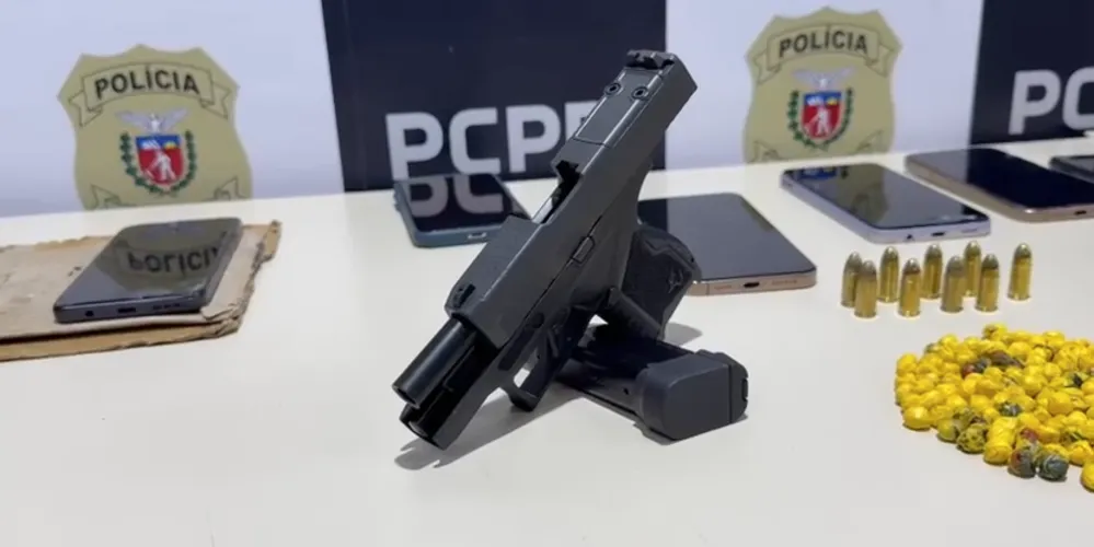 Durante o cumprimento das ordens judiciais, ambas também foram presas em flagrante pelos crimes de porte ilegal de arma de fogo e tráfico de drogas