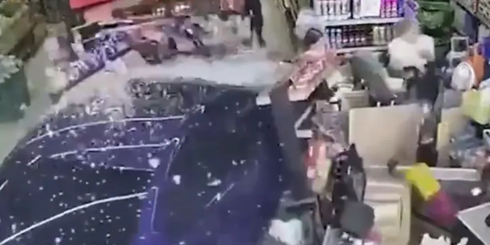 Veículo 'entrou' no estabelecimento e atingiu clientes, que ficaram feridos