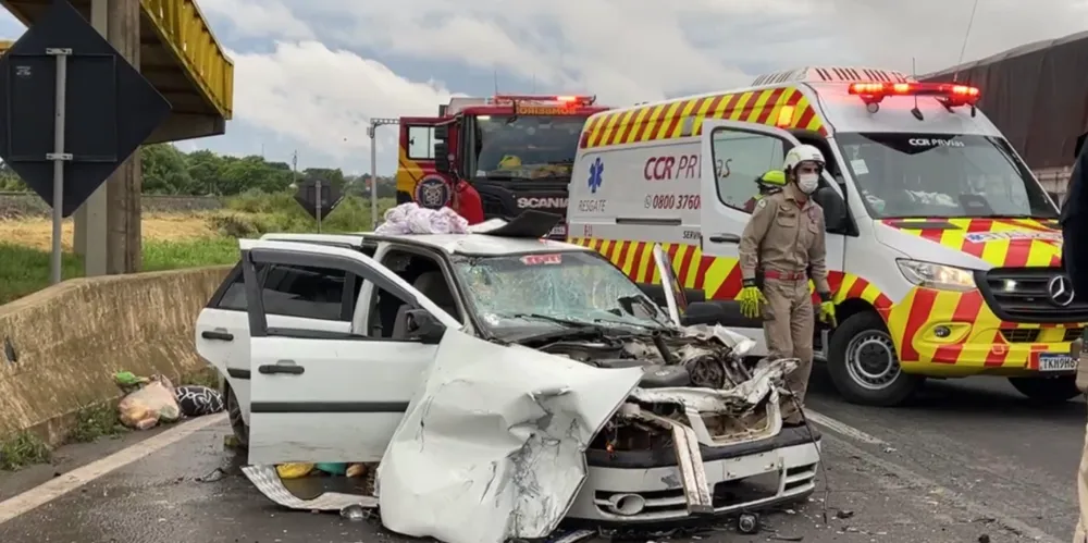 Veículo Volkswagen Gol está destruído