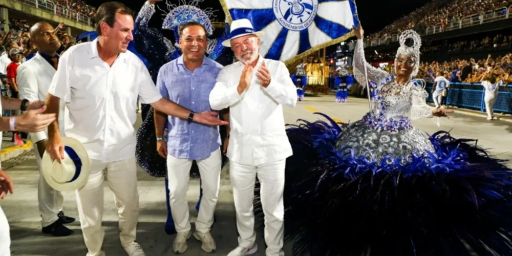 Lula posa para foto ao lado de porta-bandeira