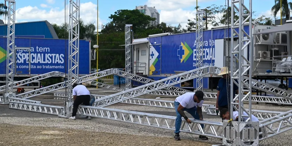 Estrutura sendo montada para atendimento ao público