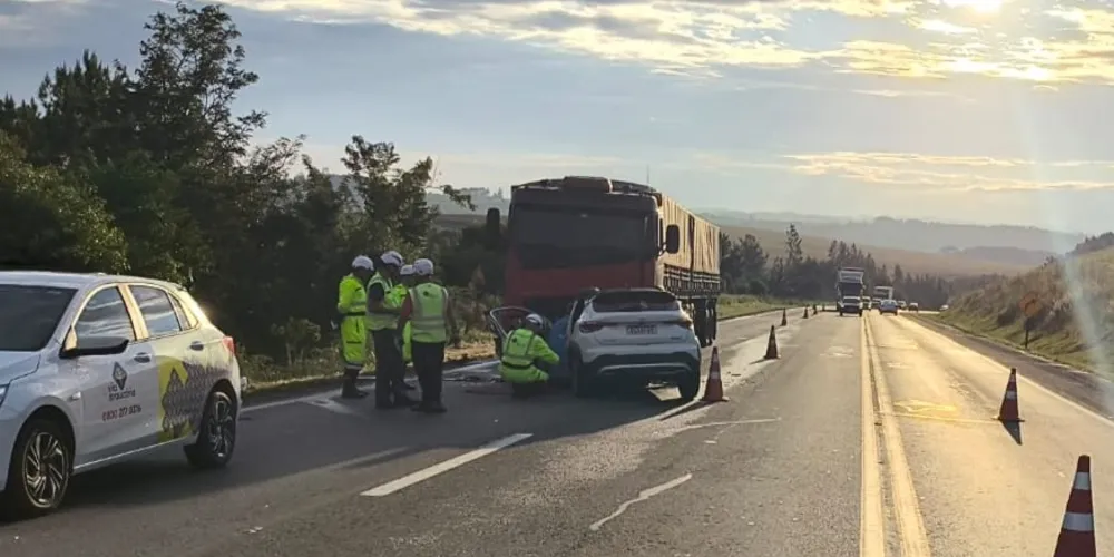 O motorista do carro, um homem de 52 anos, veio a óbito no local do acidente