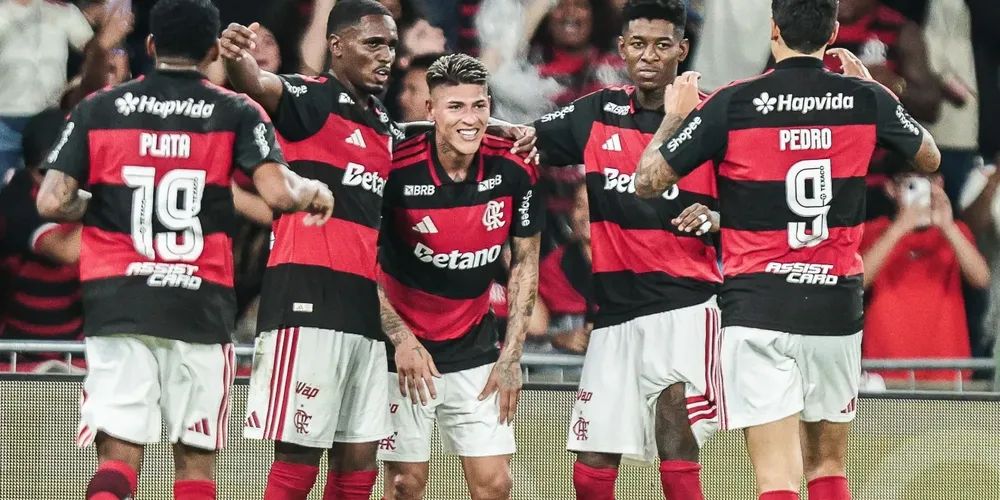 Jogadores do Flamengo comemoram com Carrascal o gol da vitória no clássico contra o Vasco