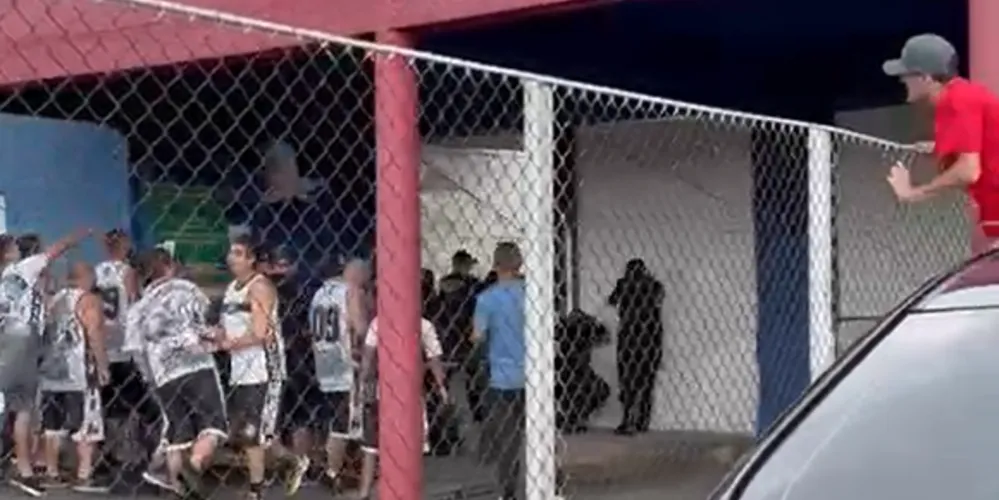 Um torcedor do Paraná arremessou um pedaço de madeira contra torcedores do Operário
