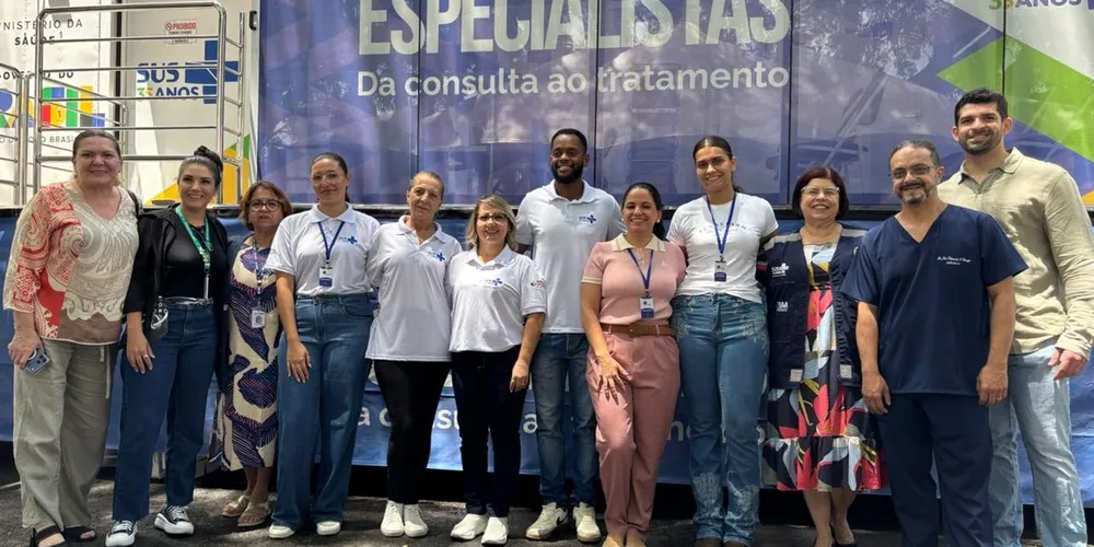 Equipe reunida em Telêmaco Borba durante passagem da carreta de saúde da mulher