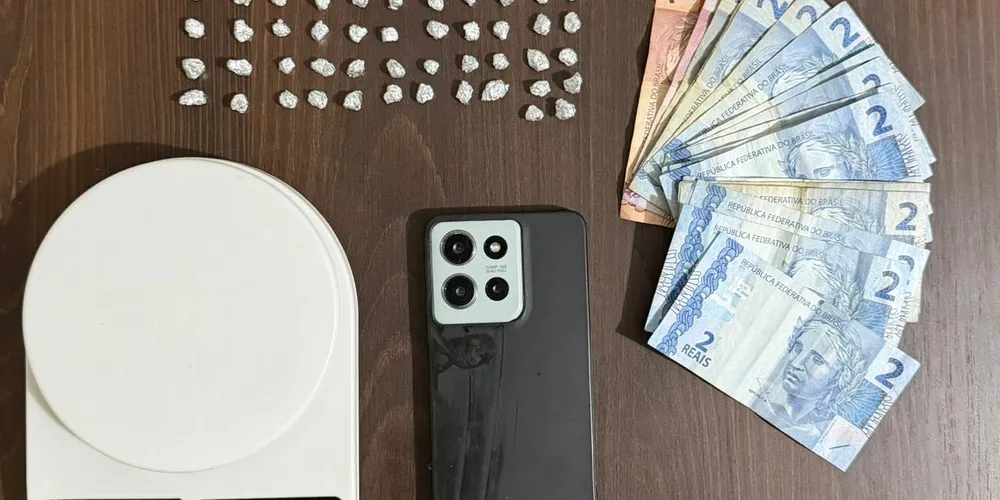 Drogas, dinheiro e materiais usados no comércio ilegal apreendidos pela PM