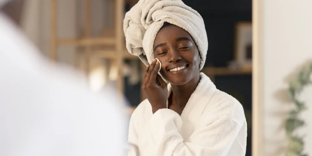 A profissional afirma que no verão, o tratamento precisa ser estratégico, progressivo e compatível com a exposição solar