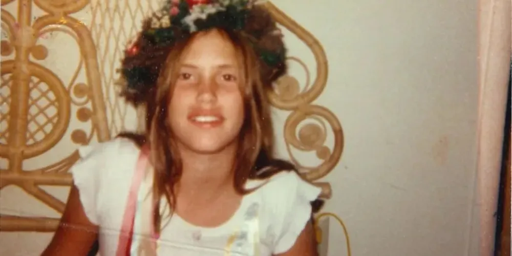 Nesta imagem cedida, Sarah Geer é vista posando para uma foto antes de desaparecer em 1982