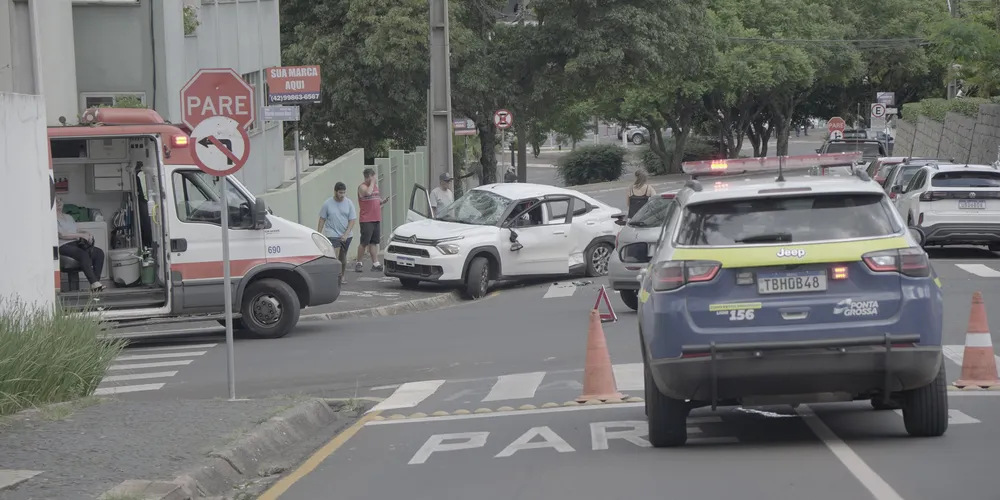 Citroën Basalt e um Peugeot 208 se envolveram no acidente