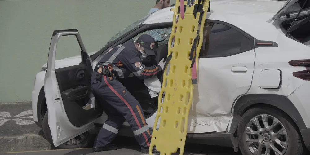 Equipes do Samu e do Siate trabalharam para retirar a idosa de dentro do veículo após o acidente