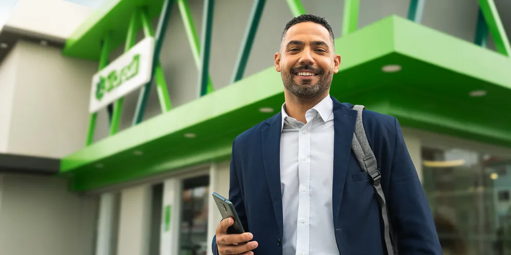 A abertura de novas agências - já são mais de 1.000 na área de atuação das 30 cooperativas da Central Sicredi PR/SP/RJ - reforça o relacionamento próximo aos associados