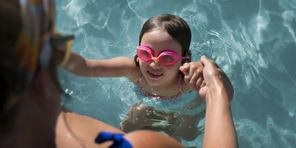 Os ralos de piscina precisam ter telas de proteção, o que é obrigatório. Também é possível desligar o sistema de sucção, que ajuda a reduzir riscos