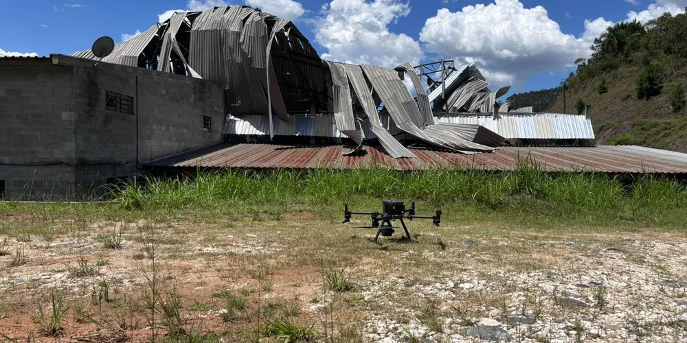 O telhado colapsou, atingindo caminhões e carros