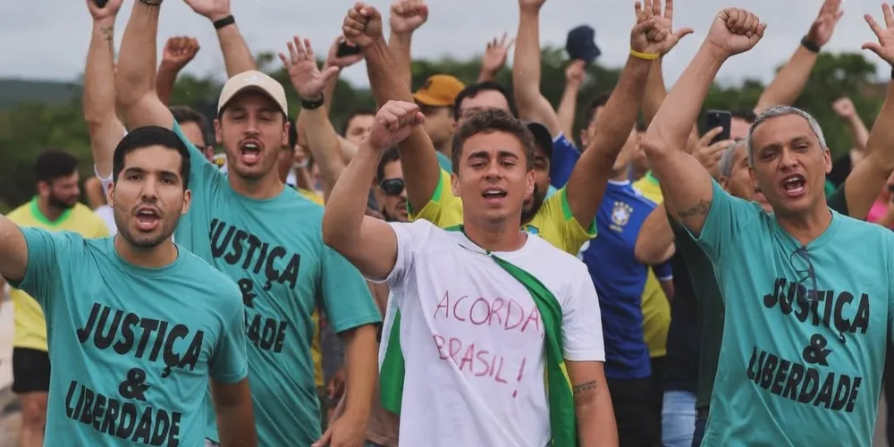 Nikolas Ferreira e apoiadores em caminhada de protesto