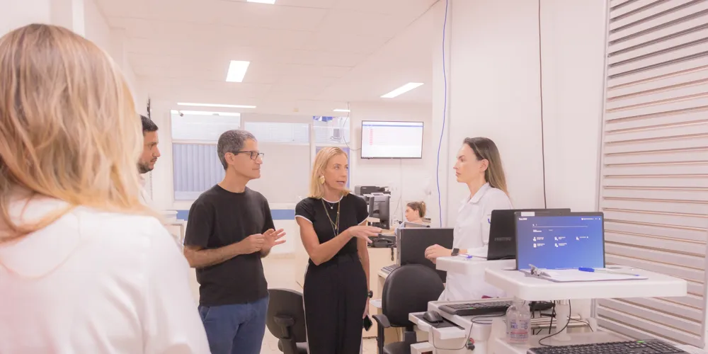 O vice-reitor da UEPG, professor Ivo Mottin Demiate, acompanhou a operacionalidade dos carrinhos