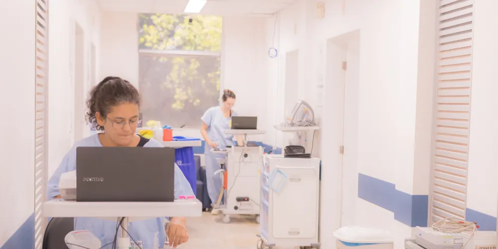 Carrinhos beira-leito com notebooks passam a integrar a rotina assistencial do HU-UEPG