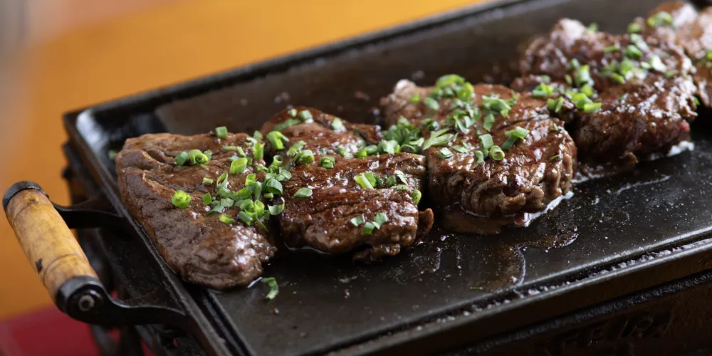 Restaurante tem buffet no almoço e porções e pratos à noite