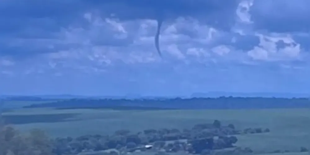 Trata-se do estágio inicial de um tornado, que só se caracteriza como tal se tocar o solo