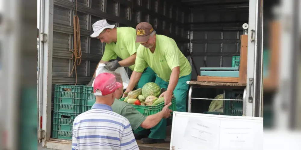 Três equipes vão percorrer os bairros para trocar recicláveis por frutas, verduras e legumes