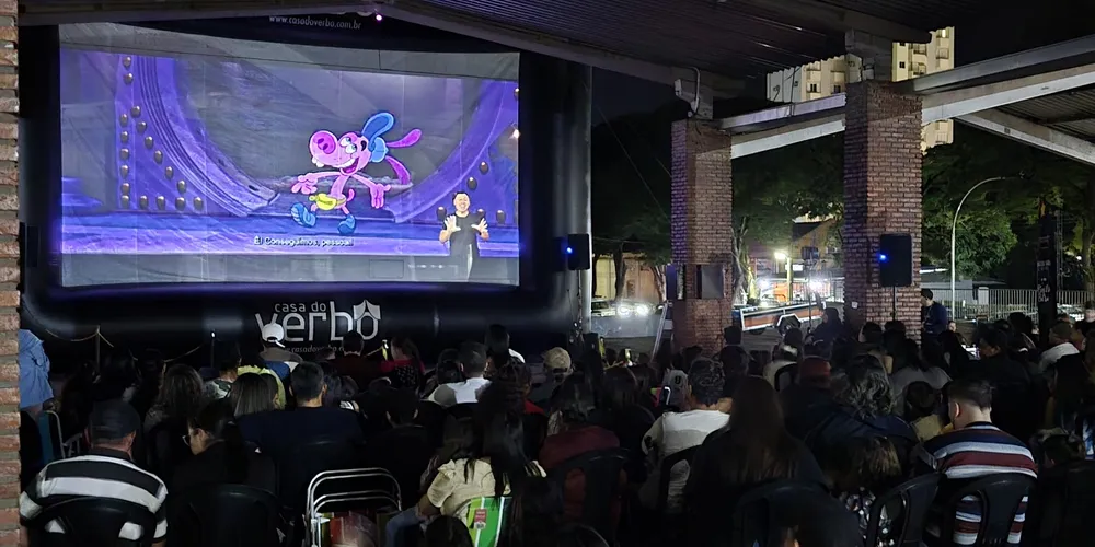 Projeto itinerante promove sessões gratuitas em espaços públicos e coloca o público como protagonista na definição da programação