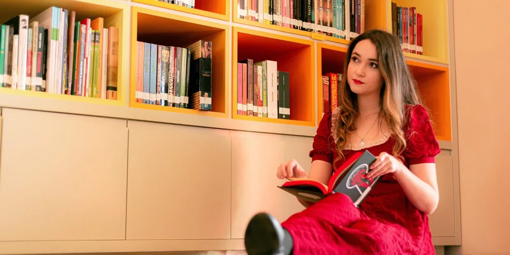 Na foto, Thamyres Gomes dos Santos, que trabalha no projeto como audiodescritora e é leitora, escritora e atriz