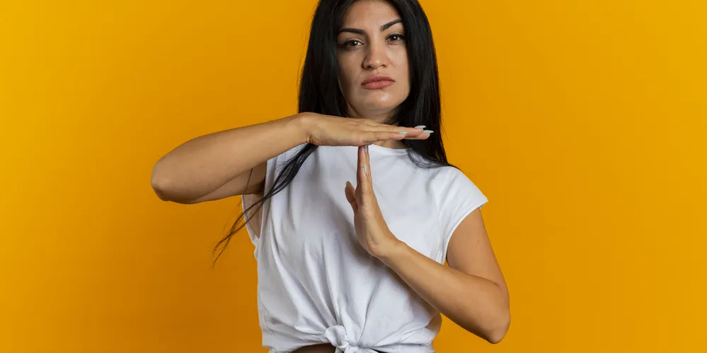 A psicóloga explica que comentários misóginos não são apenas opiniões isoladas, mas reflexo de um machismo estrutural que atravessa gerações. “Quando o fracasso é atribuído à mulher por ser mulher, isso é violência”, afirma.