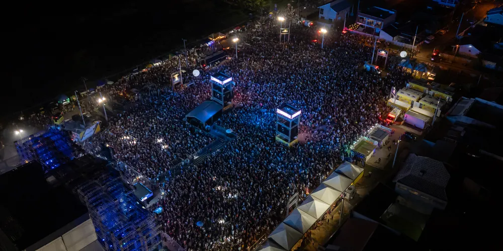 Shows reuniram 32 mil pessoas, que fizeram coro em grandes sucessos nacionais, no Centro de Eventos Marissol