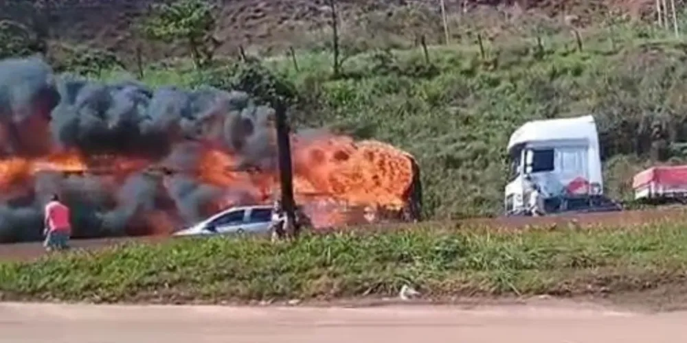 Imagens registradas no local mostram uma densa fumaça saindo do veículo, que estava parado na faixa da direita da rodovia