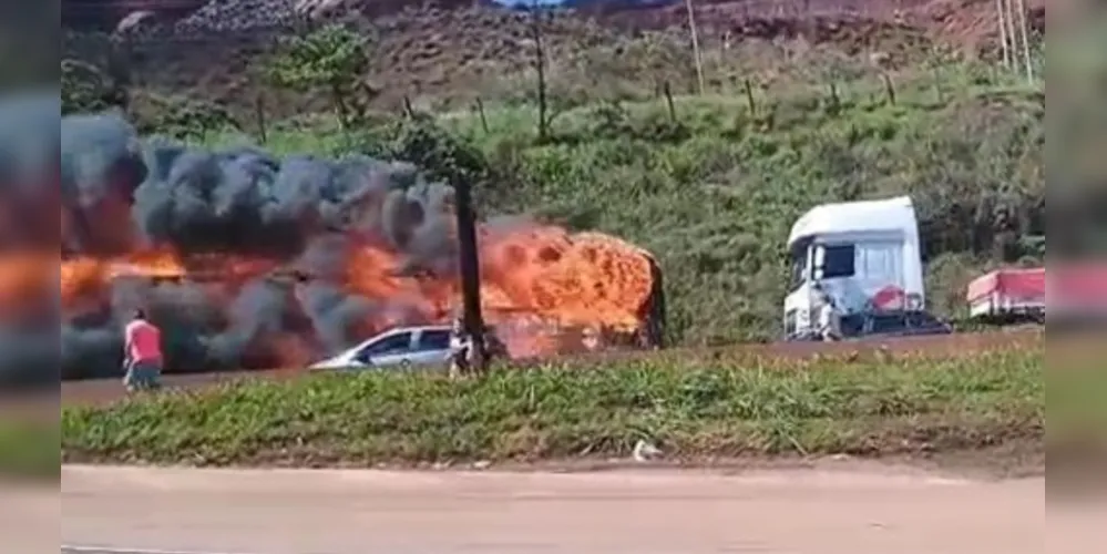 Imagens registradas no local mostram uma densa fumaça saindo do veículo, que estava parado na faixa da direita da rodovia