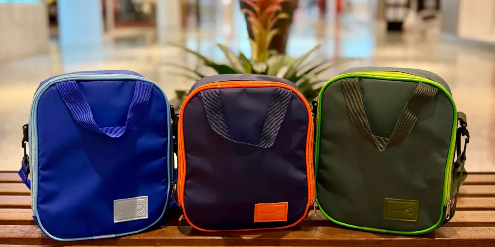 O item está disponível em três cores: azul, verde e laranja, conforme disponibilidade no momento da troca